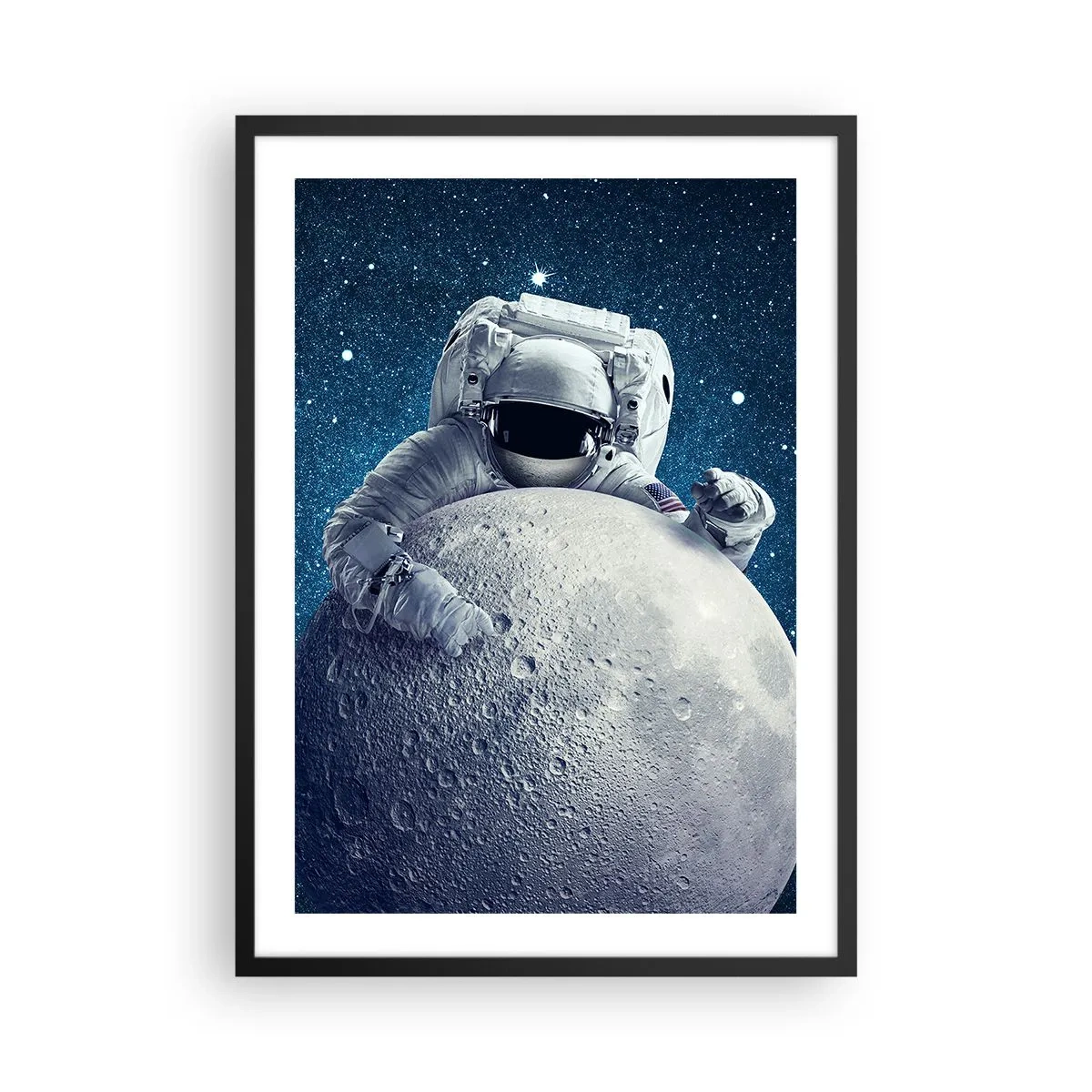 Plakat i sort ramme - En astronaut holder et stykke af månen mod en stjerneklar himmel. - 50x70cm - Kosmisk spøgefugl - Moderne vægdekoration til stue og soveværelse ARTTOR