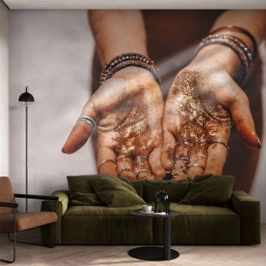 Fototapet Premium Sand - En gave til dig - Kvinders hænder, Boho, Guld - 100x70 cm