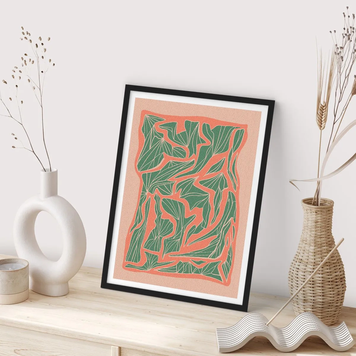 Plakat i sort ramme - Abstrakt bladmønster i nuancer af grønt og terrakotta - 50x70cm - En kamp mellem koral og grøn - Moderne vægdekoration til stue og soveværelse ARTTOR