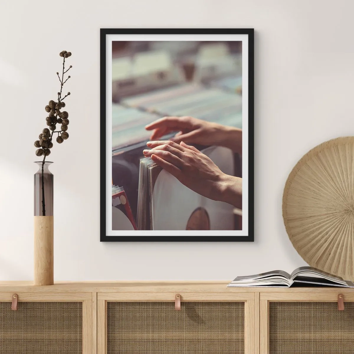 Plakat i sort ramme - Hænder, der kigger på vinylplader i en musikbutik - 50x70cm - På jagt efter følelser - Moderne vægdekoration til stue og soveværelse ARTTOR