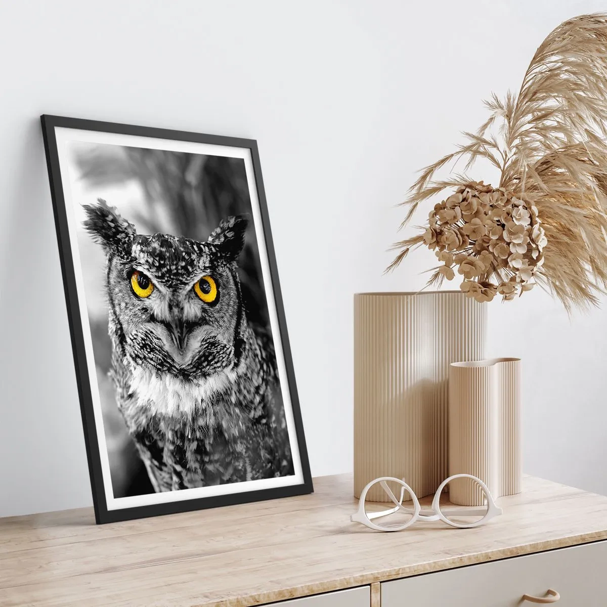 Plakat i sort ramme - En ugle med gule øjne på en sort og hvid baggrund - 50x70cm - Intet kan skjules - Moderne vægdekoration til stue og soveværelse ARTTOR