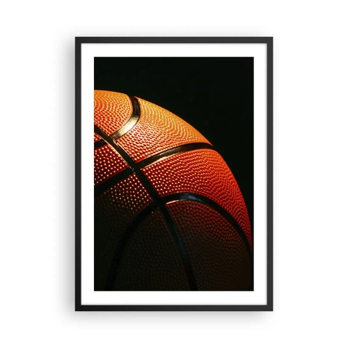 Plakat i sort ramme - Nærbillede af en basketball i rampelyset - 50x70cm - Smuk som en planet - Moderne vægdekoration til stue og soveværelse ARTTOR