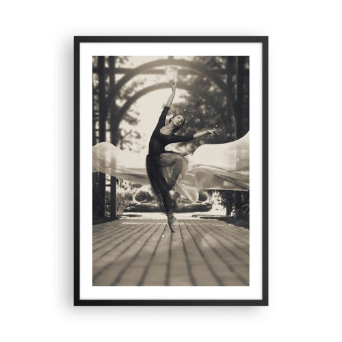 Plakat i sort ramme - En danser i æterisk bevægelse i en have - 50x70cm - Dans i haven - Moderne vægdekoration til stue og soveværelse ARTTOR