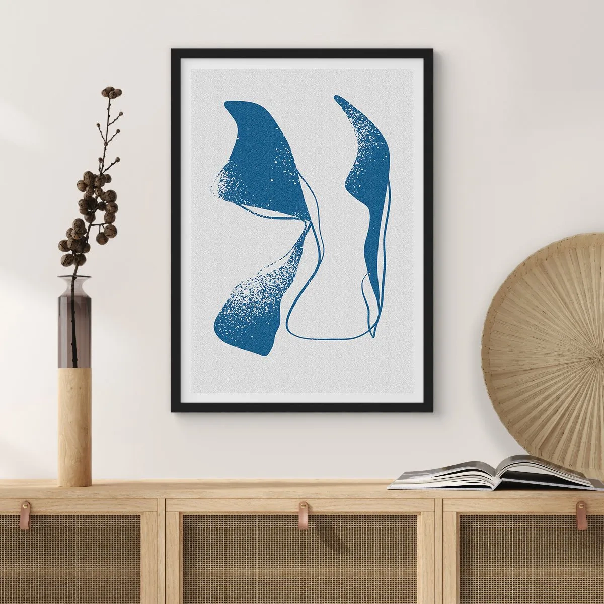 Plakat i sort ramme - Abstrakte former i blå nuancer på en lys baggrund - 50x70cm - Bevinget abstraktion - Moderne vægdekoration til stue og soveværelse ARTTOR