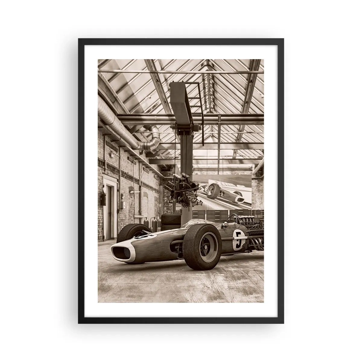 Plakat i sort ramme - Ikonisk racerbil i et industrielt interiør - 50x70cm - Vinderens hvile - Moderne vægdekoration til stue og soveværelse ARTTOR