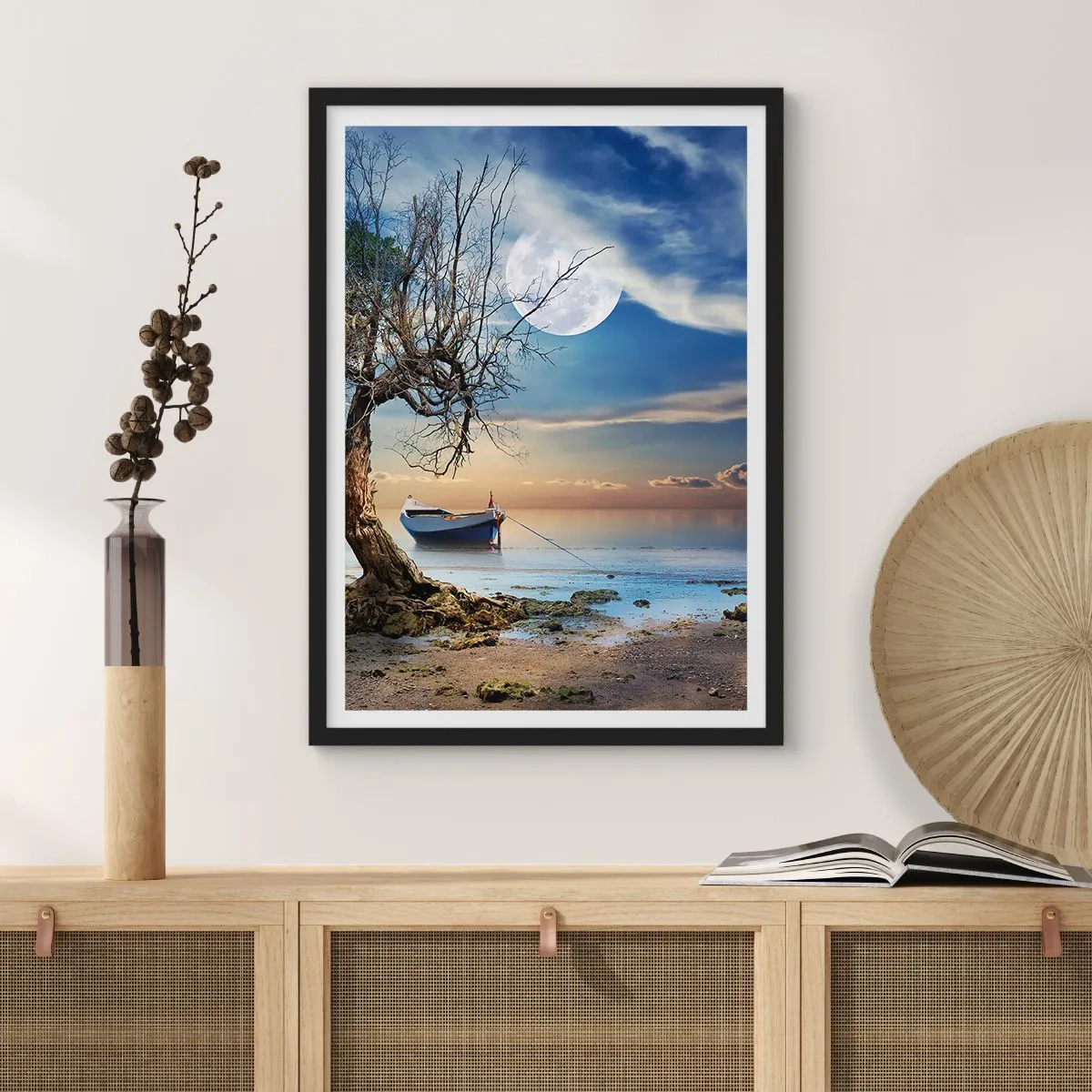 Plakat i sort ramme - Landskab med en båd, et træ og månen mod en baggrund af roligt vand - 50x70cm - Er dette enden eller begyndelsen? - Moderne vægdekoration til stue og soveværelse ARTTOR