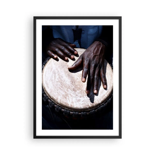 Plakat i sort ramme - Hænder spiller en djembe-tromme i et rytmespil - 50x70cm - Lev i takt med din rytme - Moderne vægdekoration til stue og soveværelse ARTTOR