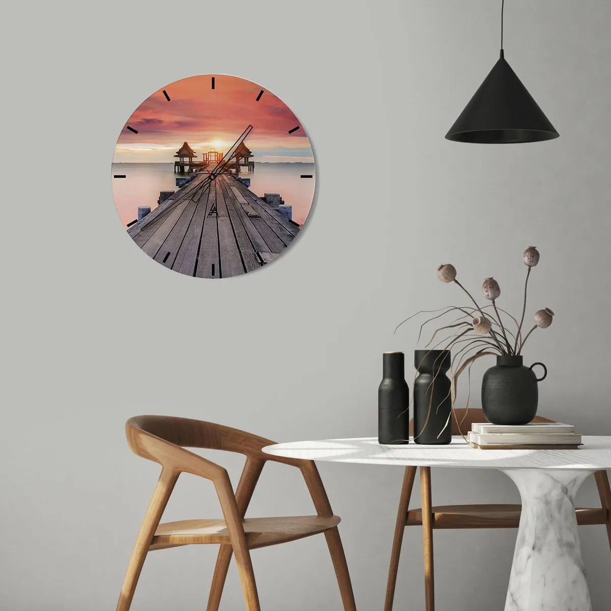 Vægur, Uret - Træmole, der fører til pavilloner ved havet ved solnedgang - 30x30cm - Fra vest til øst - Moderne vægdekoration til stue, køkken og soveværelse ARTTOR