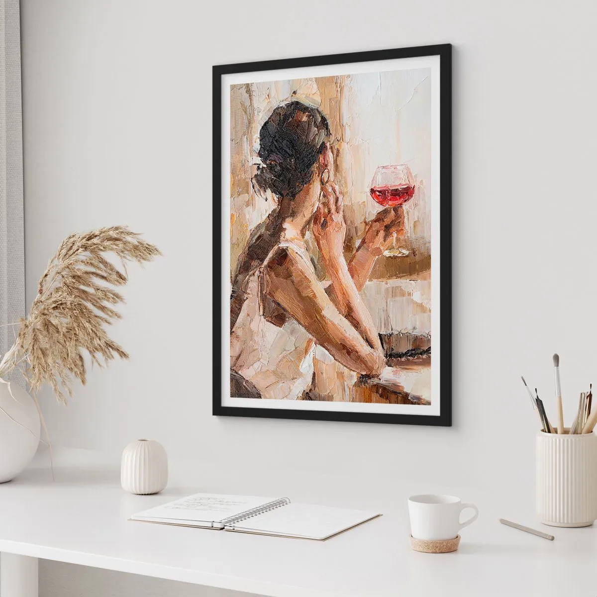 Plakat i sort ramme - En kvinde, der holder et glas vin, ser tankefuld ud - 50x70cm - Smagen af et godt øjeblik - Moderne vægdekoration til stue og soveværelse ARTTOR