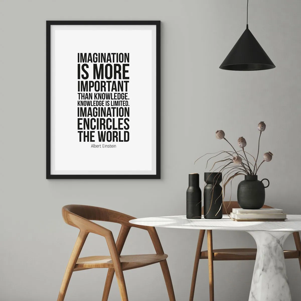 Plakat i sort ramme - Et citat om fantasi på en hvid baggrund - 50x70cm - Einstein om fantasiens kraft - Moderne vægdekoration til stue og soveværelse ARTTOR