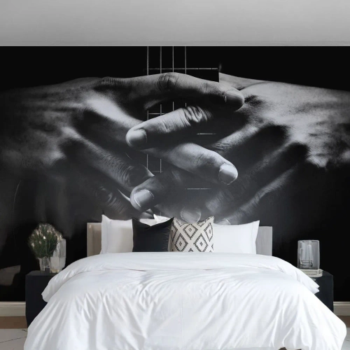 Fototapet Standard Eco - Hænderne lænet op ad en guitarhals i sort og hvid - 100x70cm - Kunstnerens bøn - Moderne vægdekoration til stue og soveværelse ARTTOR