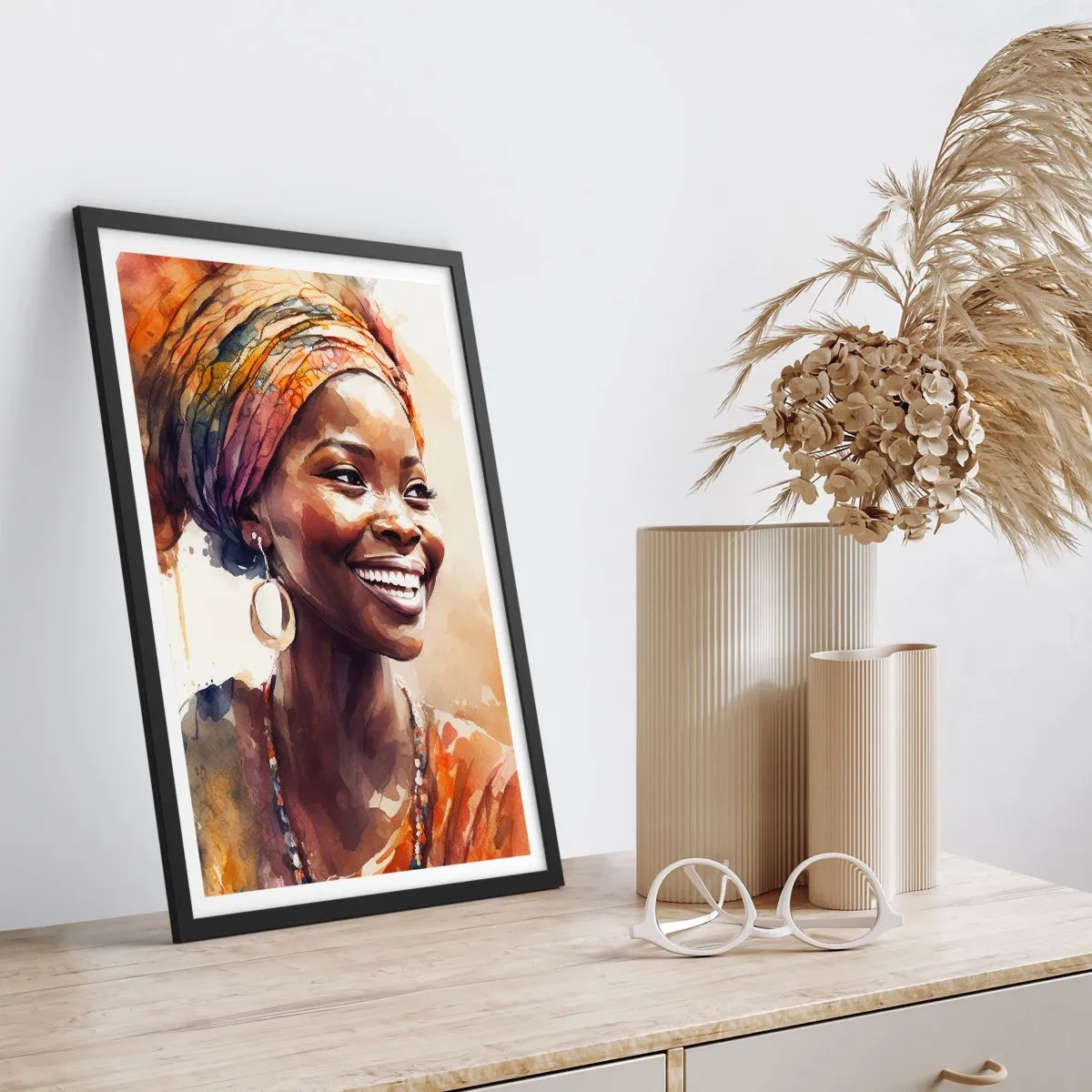 Plakat i sort ramme - Portræt af en smilende kvinde i en farverig turban - 50x70cm - Afrikansk dronning - Moderne vægdekoration til stue og soveværelse ARTTOR