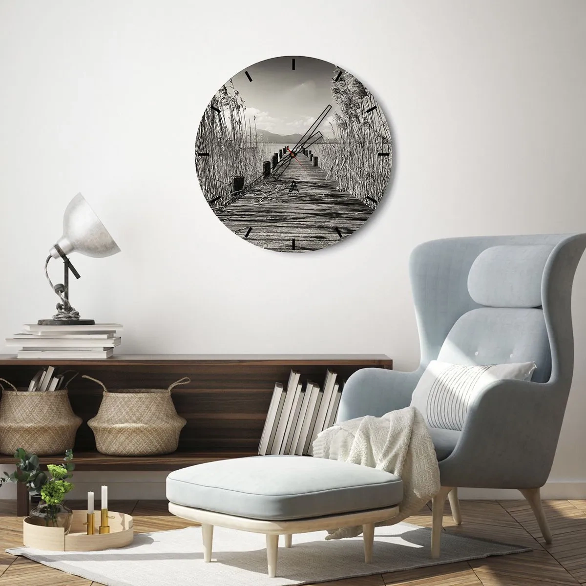 Vægur, Uret - En træbro blandt græsset, der fører til søen - 30x30cm - I græssernes fred - Moderne vægdekoration til stue, køkken og soveværelse ARTTOR