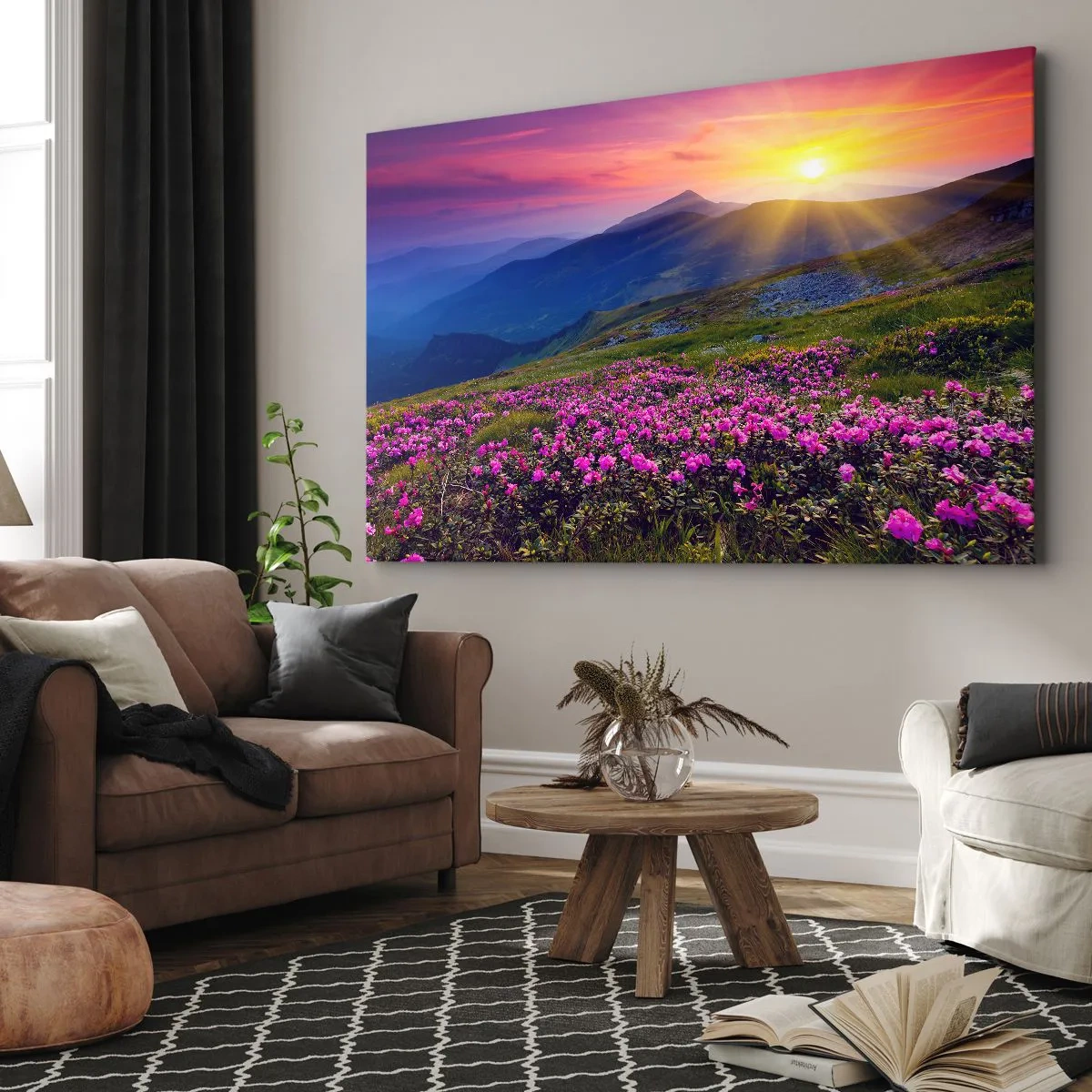 Lærredstryk - Billede på lærred - En blomstrende eng med udsigt over bjergene under solnedgang - 70x50cm - ... Og rundt omkring dufter det af fyrretræer og krydderurter - Moderne vægdekoration til stue og soveværelse ARTTOR