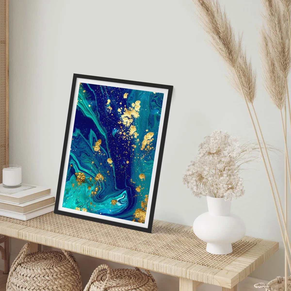 Plakat i sort ramme - Abstrakt mønster i nuancer af blå og guld - 50x70cm - Solblade - Moderne vægdekoration til stue og soveværelse ARTTOR
