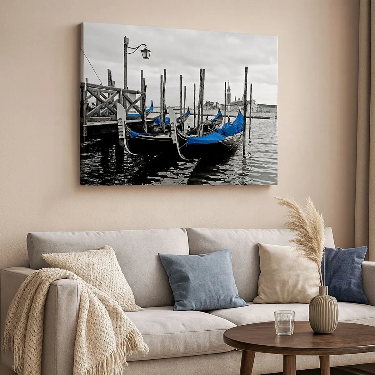 Lærredstryk - Billede på lærred - Gondoler i Venedig med blå overdækninger - 70x50cm - Eftertænksomt Venedig - Moderne vægdekoration til stue og soveværelse ARTTOR