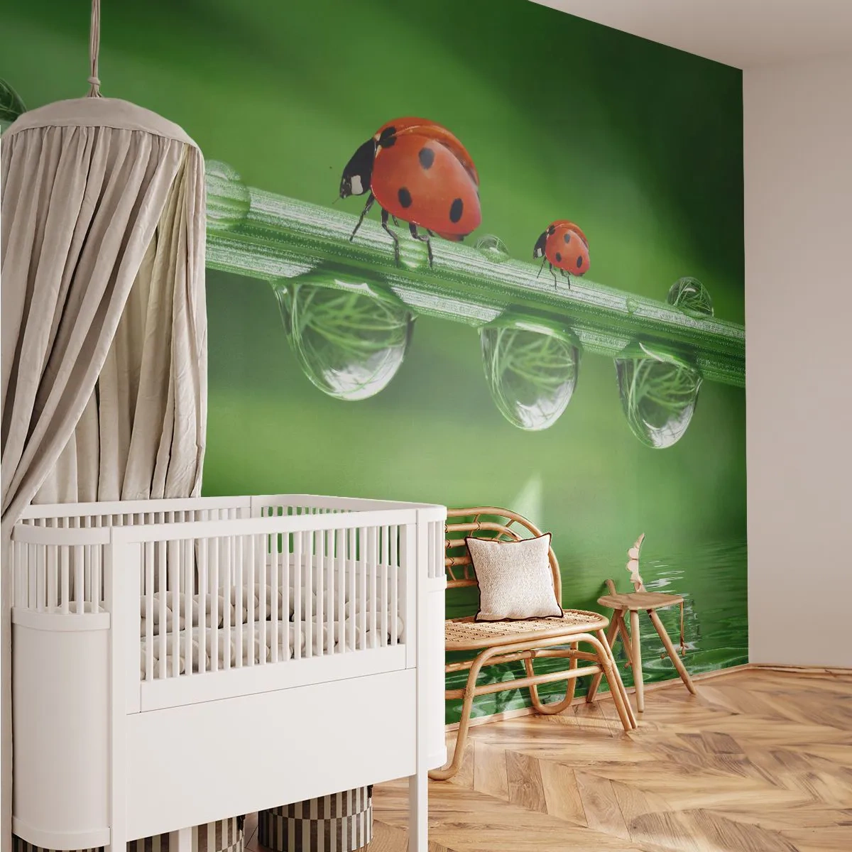 Fototapet Premium Canvas - På farten hele sommeren - Mariehøne, En dråbe vand, Natur - 100x70 cm