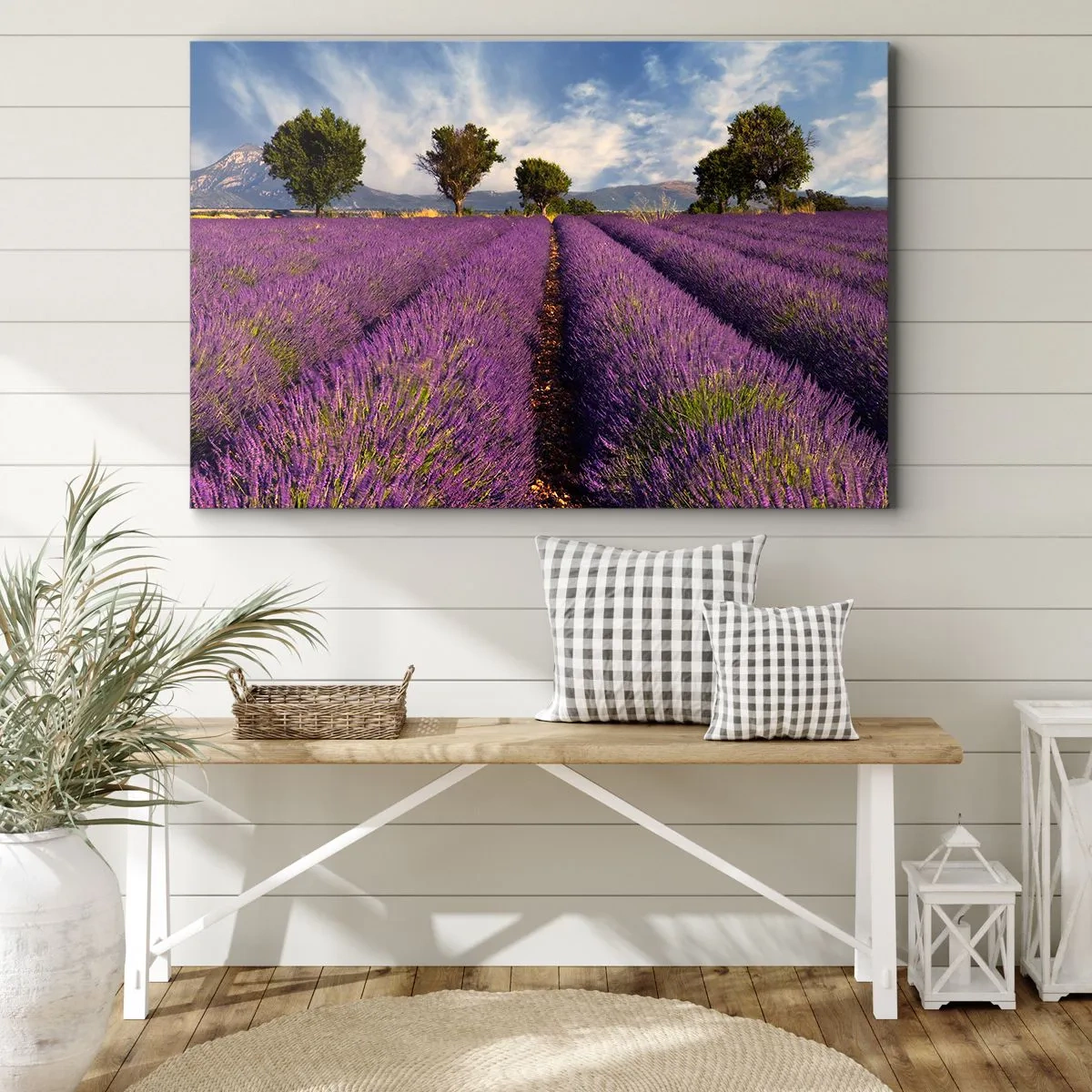Lærredstryk - Billede på lærred - En lavendelmark med træer mod en baggrund af bjerge og himmel - 70x50cm - Enge med lavendel - Moderne vægdekoration til stue og soveværelse ARTTOR