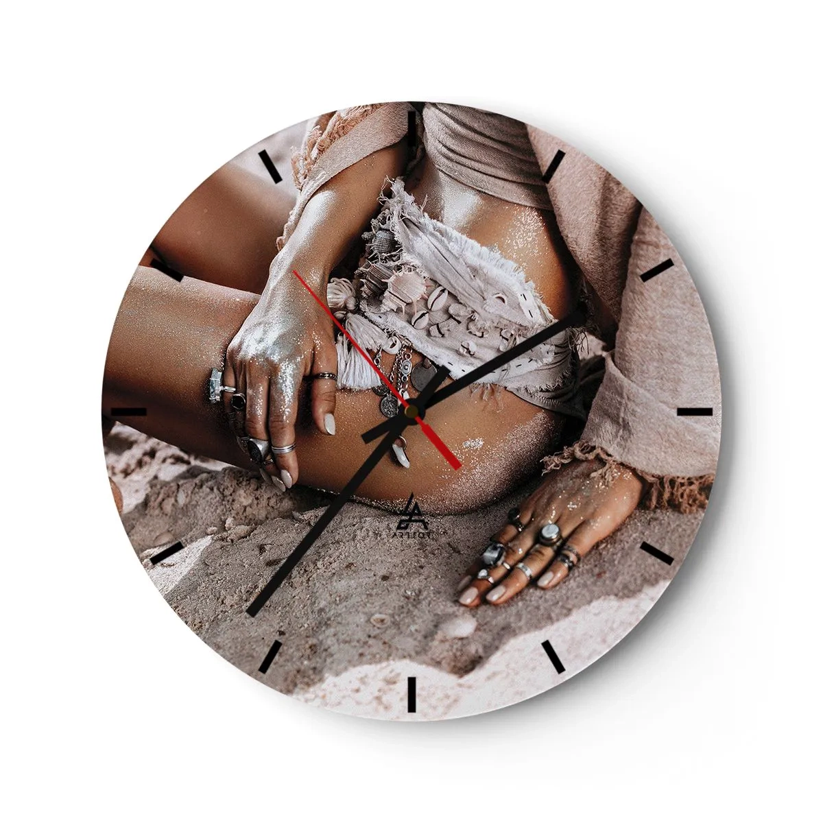 Vægur, Uret - Boho feminin styling med smykker og sand på huden - 30x30cm - Kastet ud af bølgerne? - Moderne vægdekoration til stue, køkken og soveværelse ARTTOR