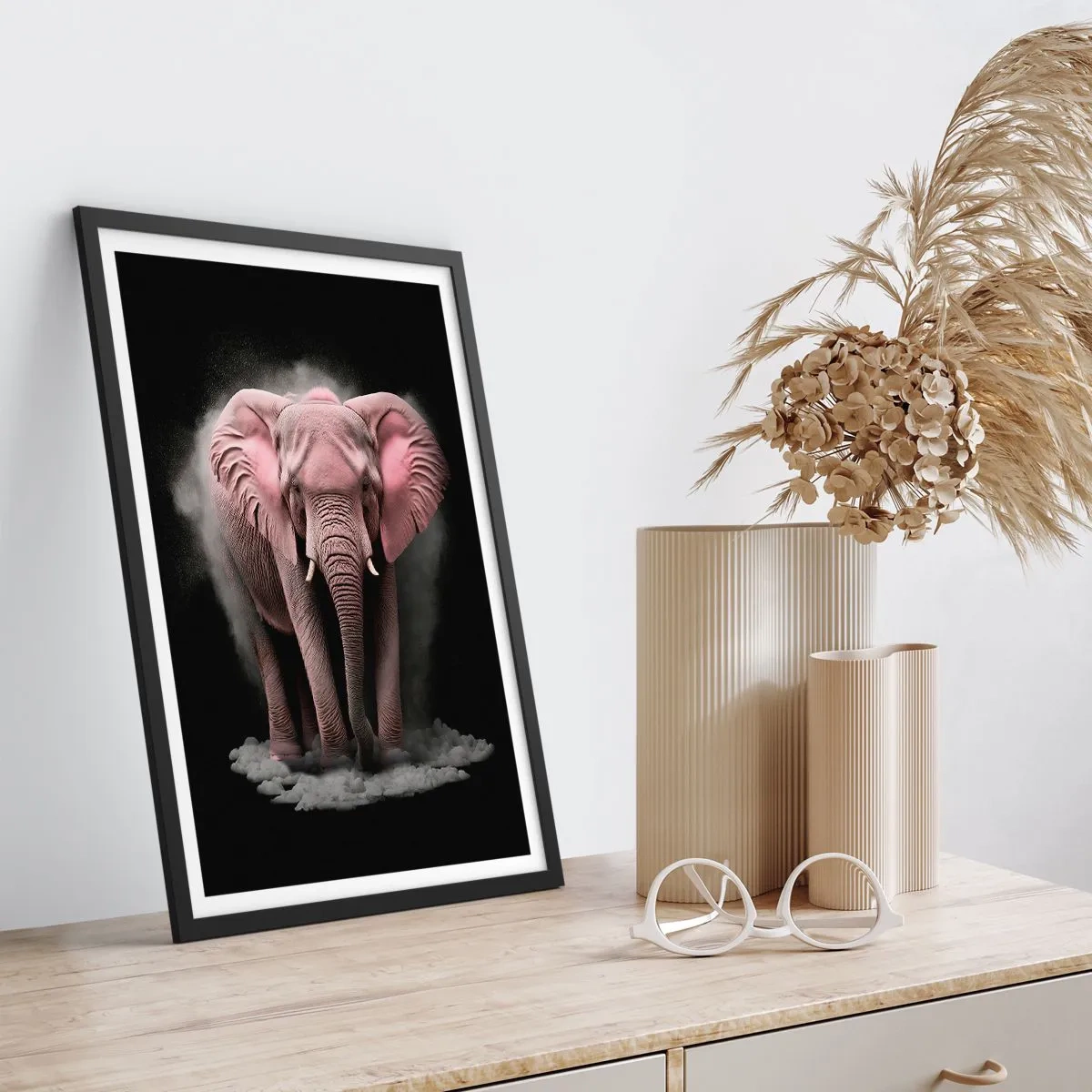Plakat i sort ramme - En lyserød elefant i et dynamisk, sort rum - 50x70cm - Tænk ikke på en lyserød elefant! - Moderne vægdekoration til stue og soveværelse ARTTOR