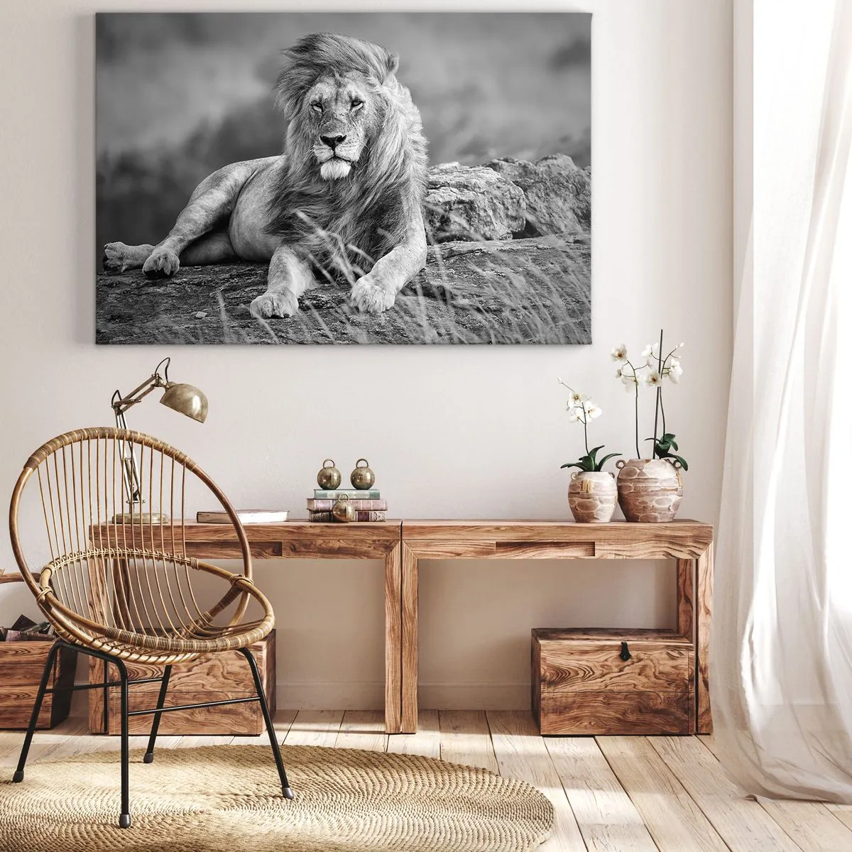 Lærredstryk - Billede på lærred - Løve hviler på en klippe i en monokrom stil - 70x50cm - Kongelig siesta - Moderne vægdekoration til stue og soveværelse ARTTOR
