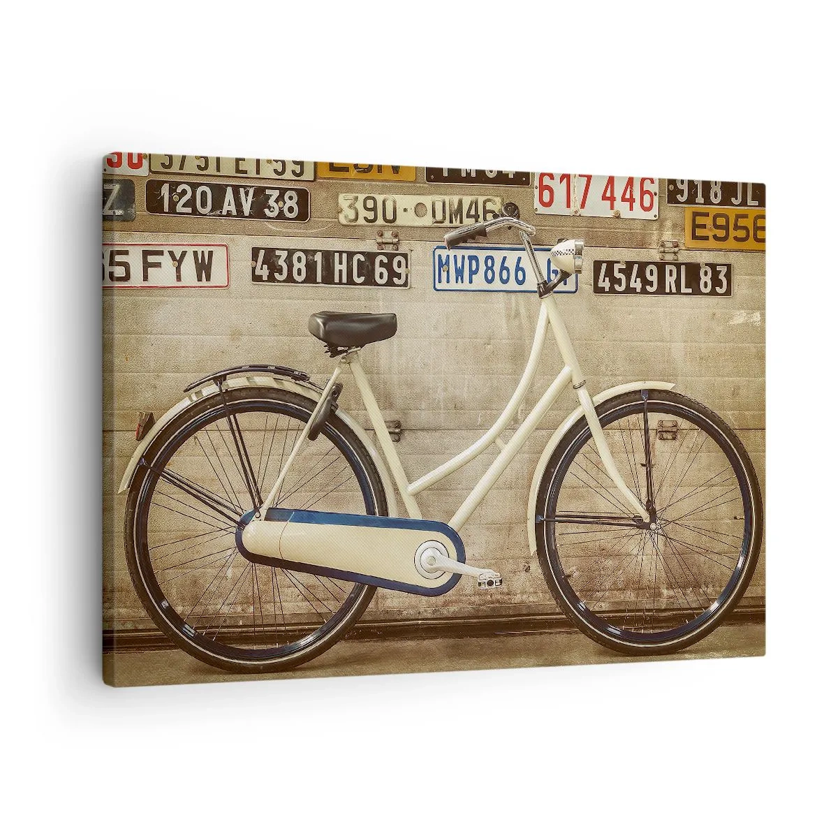 Lærredstryk - Billede på lærred - En retro cykel mod en væg dekoreret med nummerplader - 70x50cm - Ingen komplekser - Moderne vægdekoration til stue og soveværelse ARTTOR