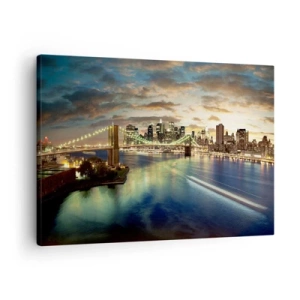 Lærredstryk - Billede på lærred - En oplyst bro med byen i baggrunden, med lys reflekteret i vandet. - 70x50cm - En oplyst aften over Manhattan - Moderne vægdekoration til stue og soveværelse ARTTOR