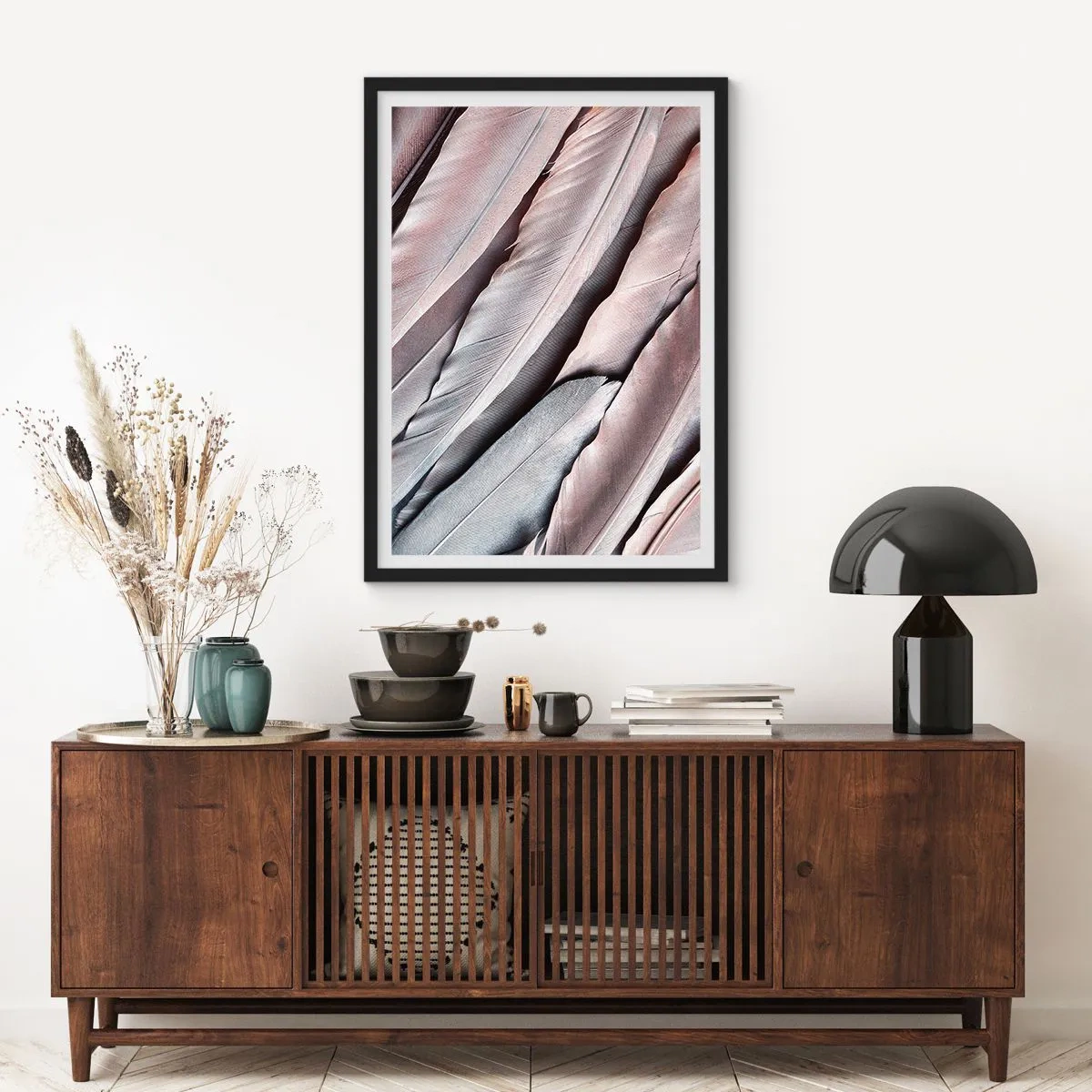 Plakat i sort ramme - Nærbillede af sarte, pastelfarvede fjer - 50x70cm - I lyserødt sølv - Moderne vægdekoration til stue og soveværelse ARTTOR