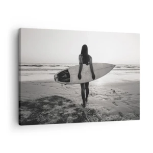 Lærredstryk - Billede på lærred - Kvinde med surfbræt på stranden i sort og hvid - 70x50cm - Datter af havbølgen - Moderne vægdekoration til stue og soveværelse ARTTOR