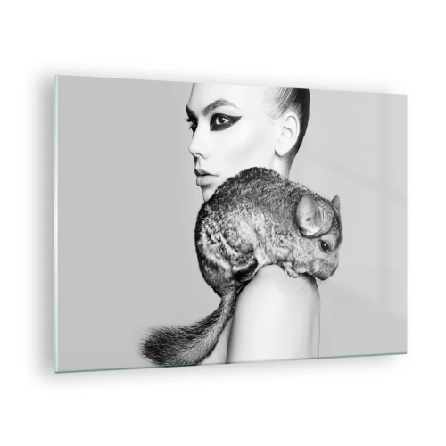 Billede på glas - Portræt af en kvinde med en chinchilla i sort-hvid - 70x50cm - Dame med en chinchilla - Moderne vægdekoration til stue og soveværelse ARTTOR