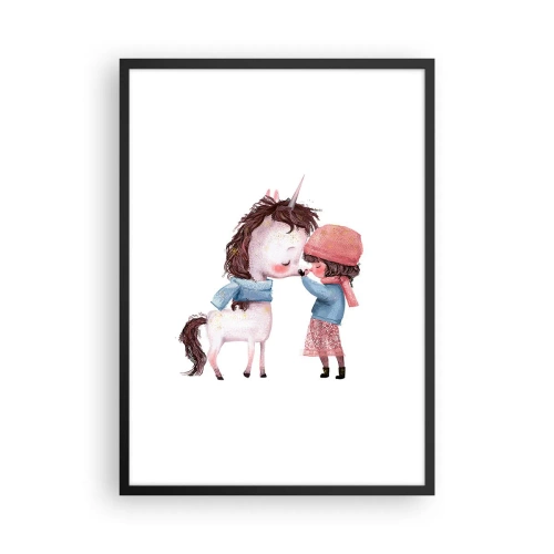 Plakat i sort ramme - En pige og en enhjørning i vintertøj krammer hinanden - 50x70cm - En vinterhistorie - Moderne vægdekoration til stue og soveværelse ARTTOR