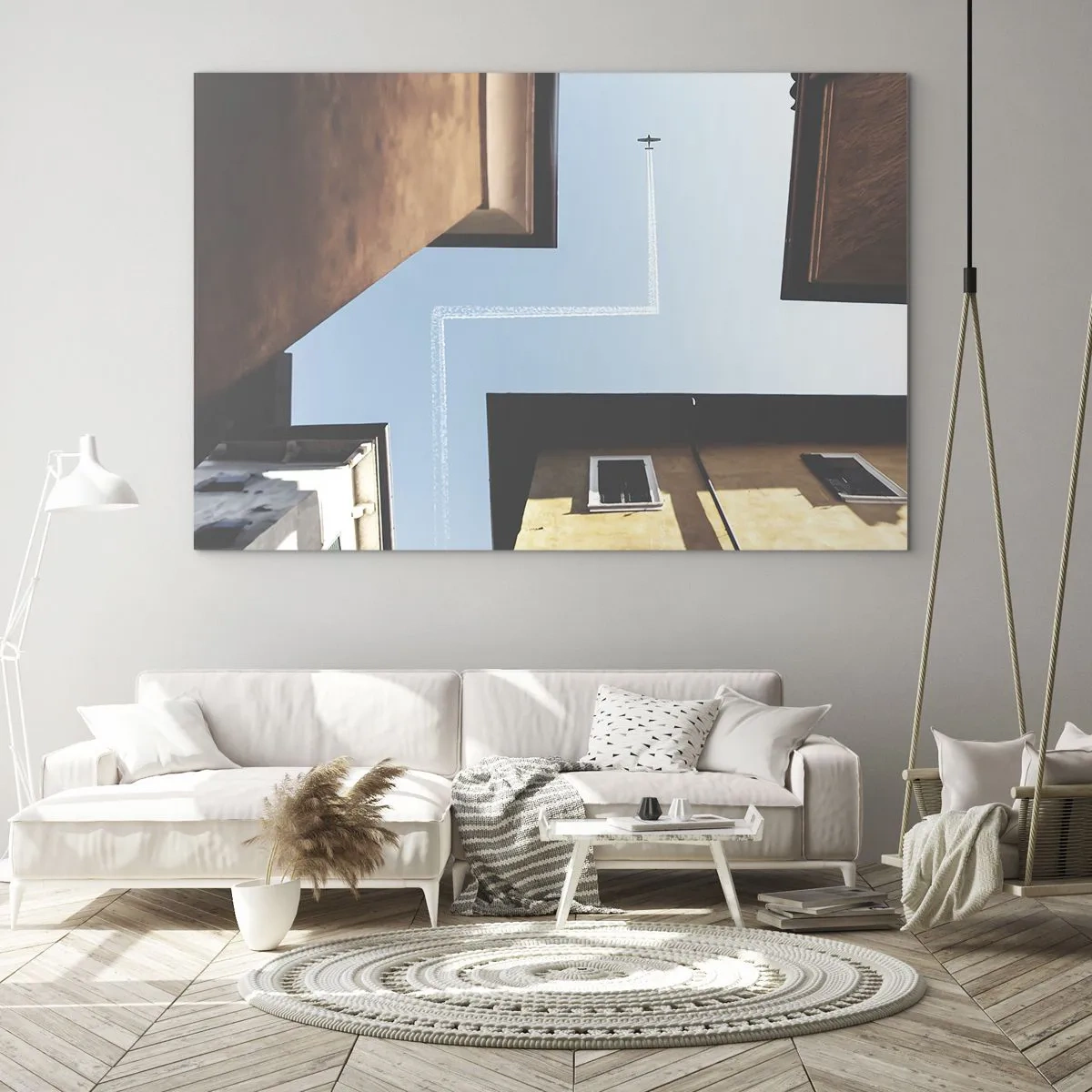 Billede på glas - Et fly over byen set fra en gårdsplads mellem lejlighedshuse - 70x50cm - Over den urbane labyrint - Moderne vægdekoration til stue og soveværelse ARTTOR