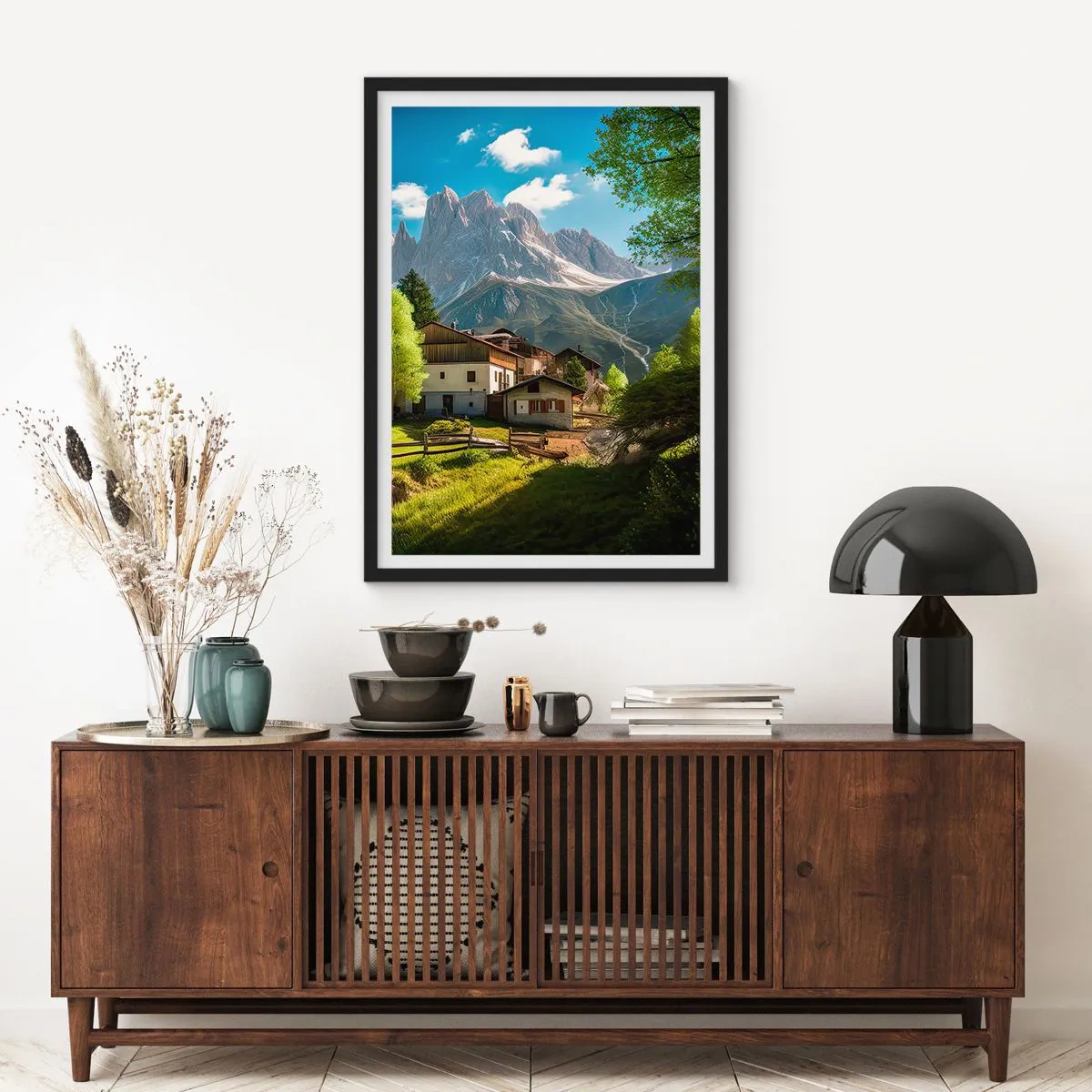 Plakat i sort ramme - En bjerglandsby ved foden af majestætiske tinder - 50x70cm - Alpeidyl - Moderne vægdekoration til stue og soveværelse ARTTOR