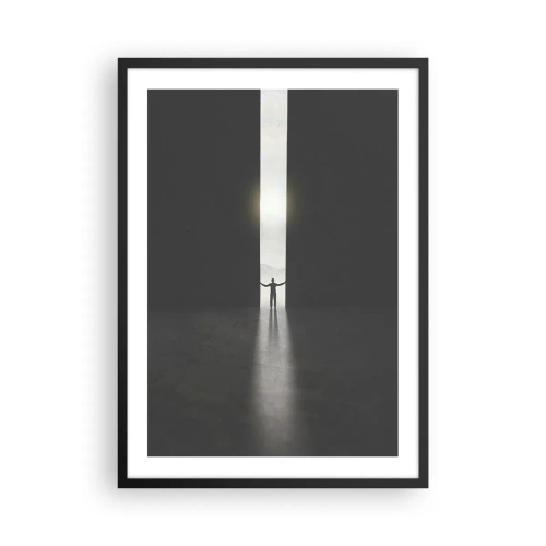 Plakat i sort ramme - En mand står i lyset af en revne i et mørkt miljø - 50x70cm - Et skridt mod en lys fremtid - Moderne vægdekoration til stue og soveværelse ARTTOR