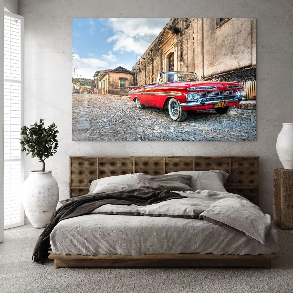 Billede på glas - En klassisk rød cabriolet på en brostensbelagt gade i retro-omgivelser - 70x50cm - Cubanske følelser - Moderne vægdekoration til stue og soveværelse ARTTOR