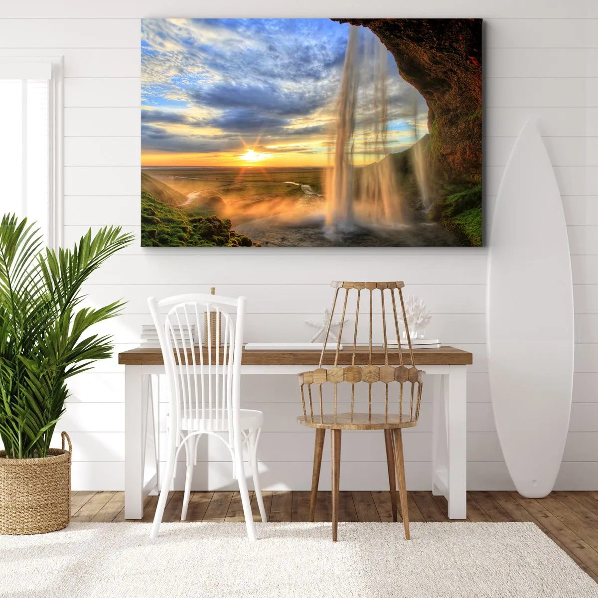 Lærredstryk - Billede på lærred - Et vandfald oplyst af sollys mod en landskabsbaggrund - 70x50cm - Verden bag sløret af dråber - Moderne vægdekoration til stue og soveværelse ARTTOR
