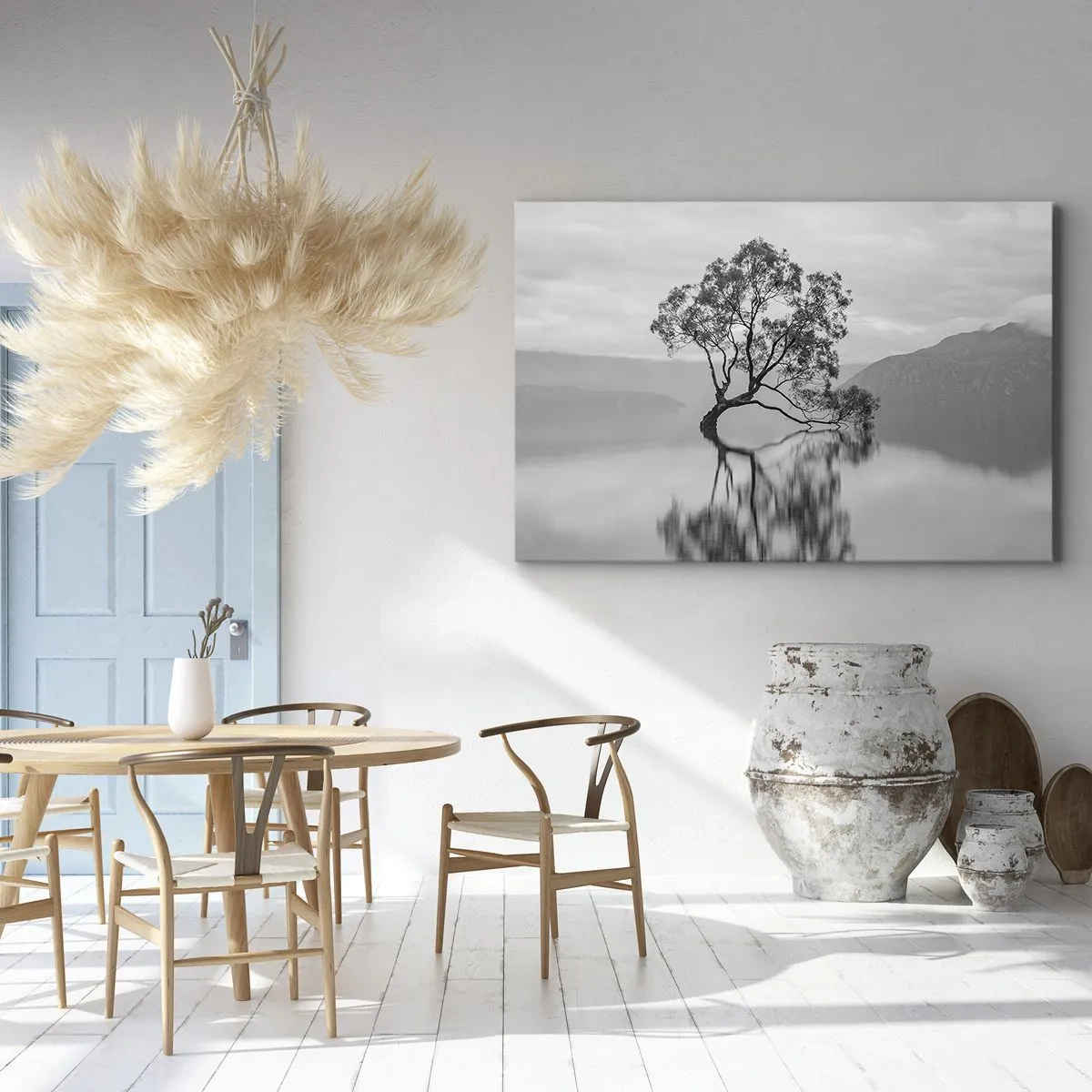 Lærredstryk - Billede på lærred - Et ensomt træ spejlet i vandet med bjerge i baggrunden - 70x50cm - Der findes et land - Moderne vægdekoration til stue og soveværelse ARTTOR