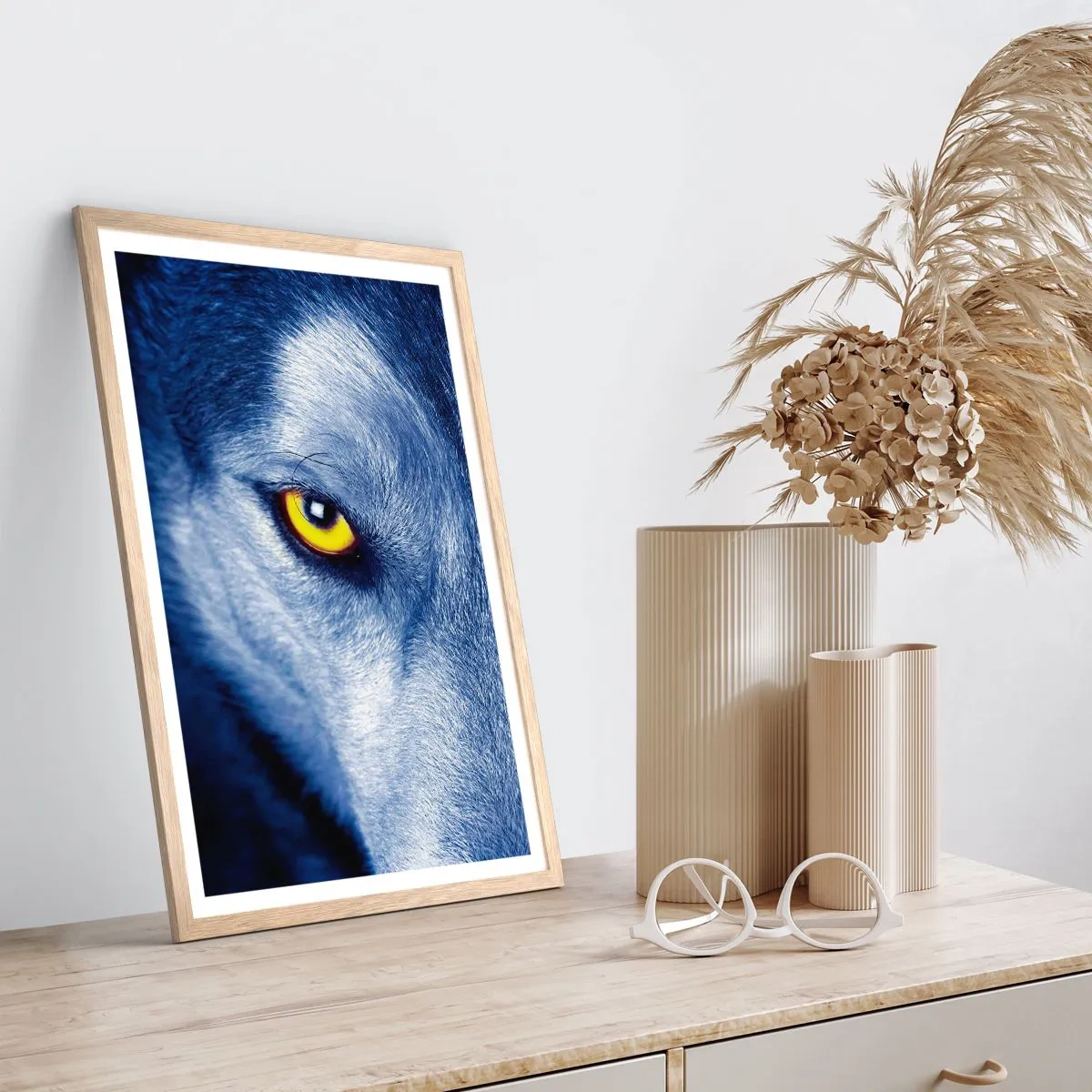 Plakat i ramme af lyst egetræ - Et hypnotiserende udseende - 40x50 cm