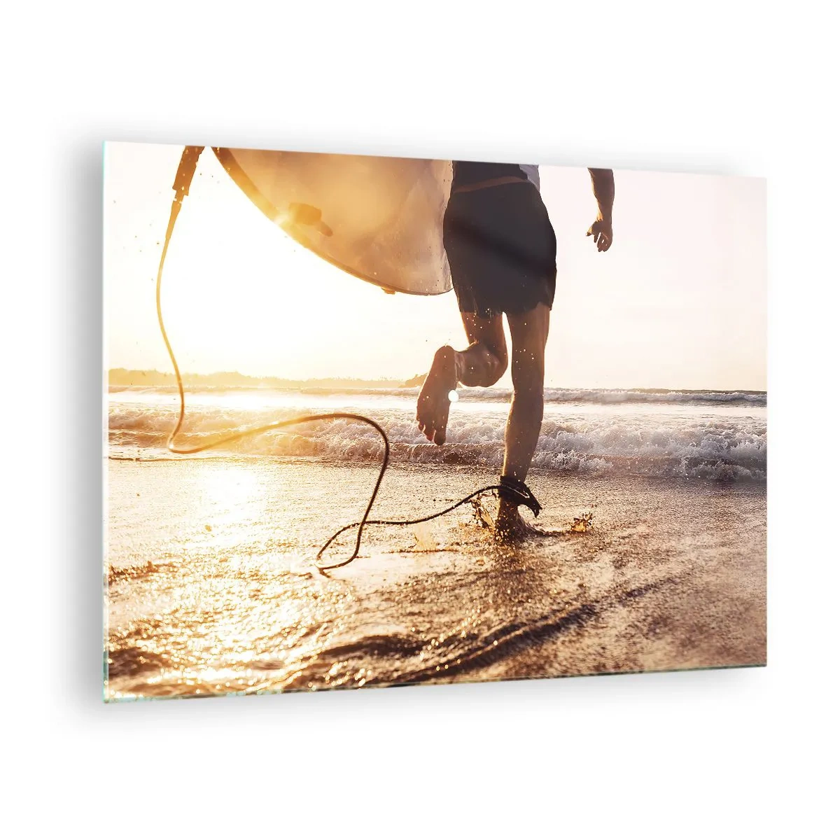 Billede på glas - En surfer løber med sit bræt langs stranden ved solnedgang. - 70x50cm - For at møde bølgen - Moderne vægdekoration til stue og soveværelse ARTTOR