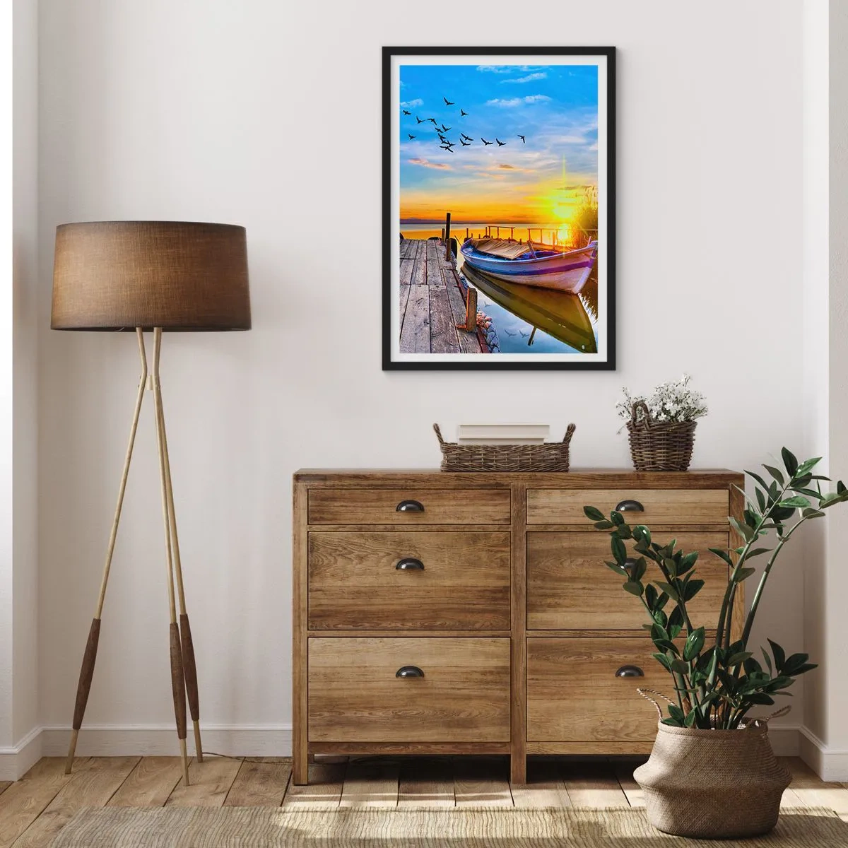 Plakat i sort ramme - En båd på en sø ved solnedgang med fugle i baggrunden - 50x70cm - Farvel, indtil i morgen - Moderne vægdekoration til stue og soveværelse ARTTOR