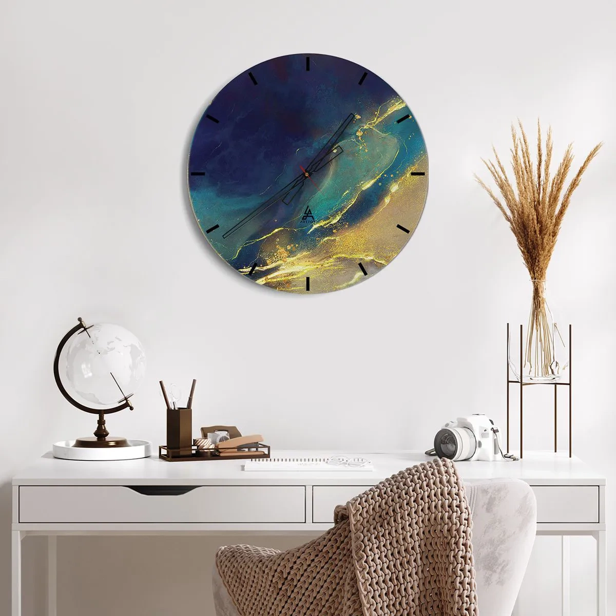 Vægur, Uret - En abstrakt komposition i marineblå og guld, der ligner en vandpøl - 30x30cm - Gylden marsk - Moderne vægdekoration til stue, køkken og soveværelse ARTTOR