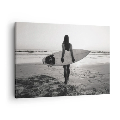 Lærredstryk - Billede på lærred - Kvinde med surfbræt på stranden i sort og hvid - 70x50cm - Datter af havbølgen - Moderne vægdekoration til stue og soveværelse ARTTOR