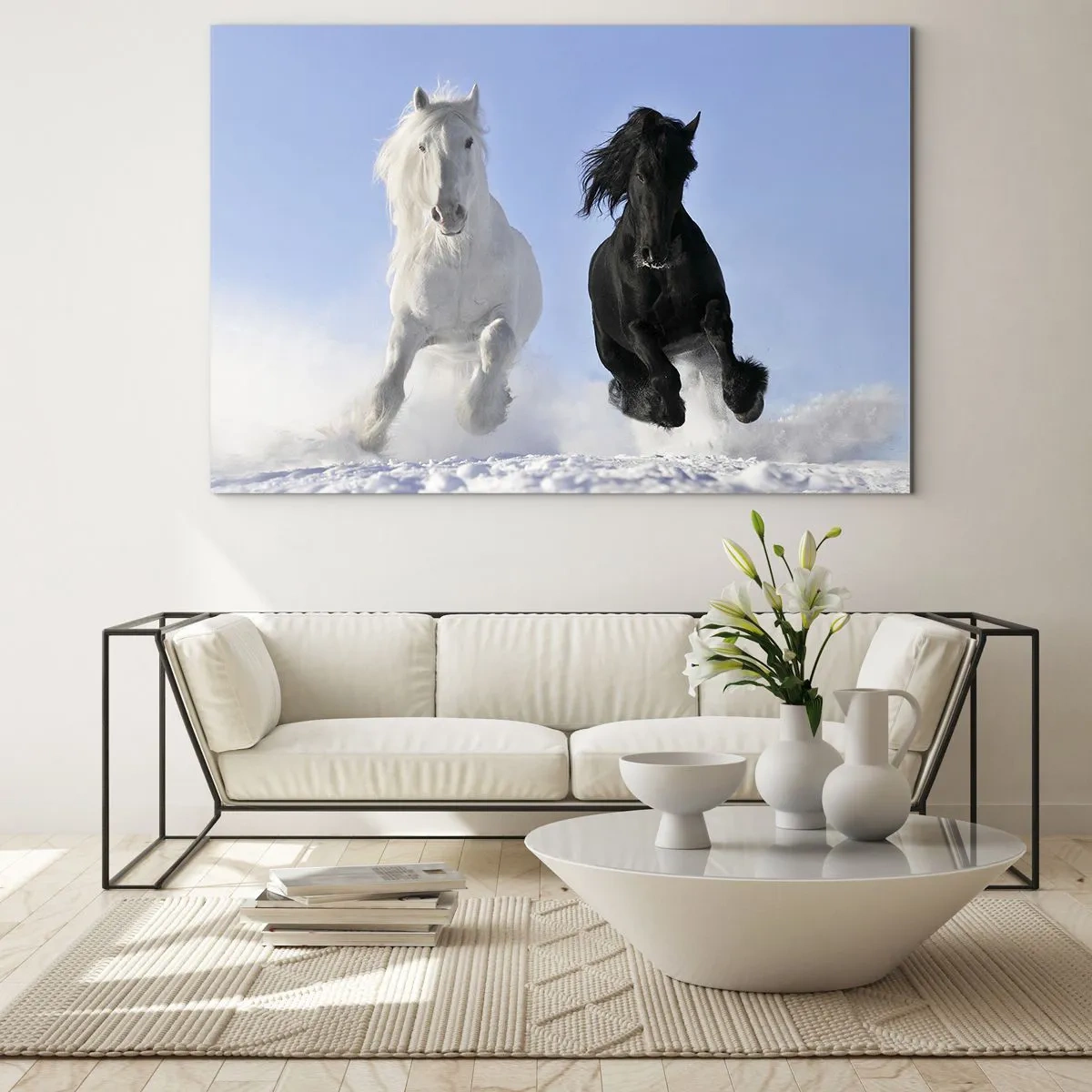 Billede på glas - En sort og hvid hest løber gennem sneen i et vinterlandskab - 70x50cm - Sort og hvid galop - Moderne vægdekoration til stue og soveværelse ARTTOR