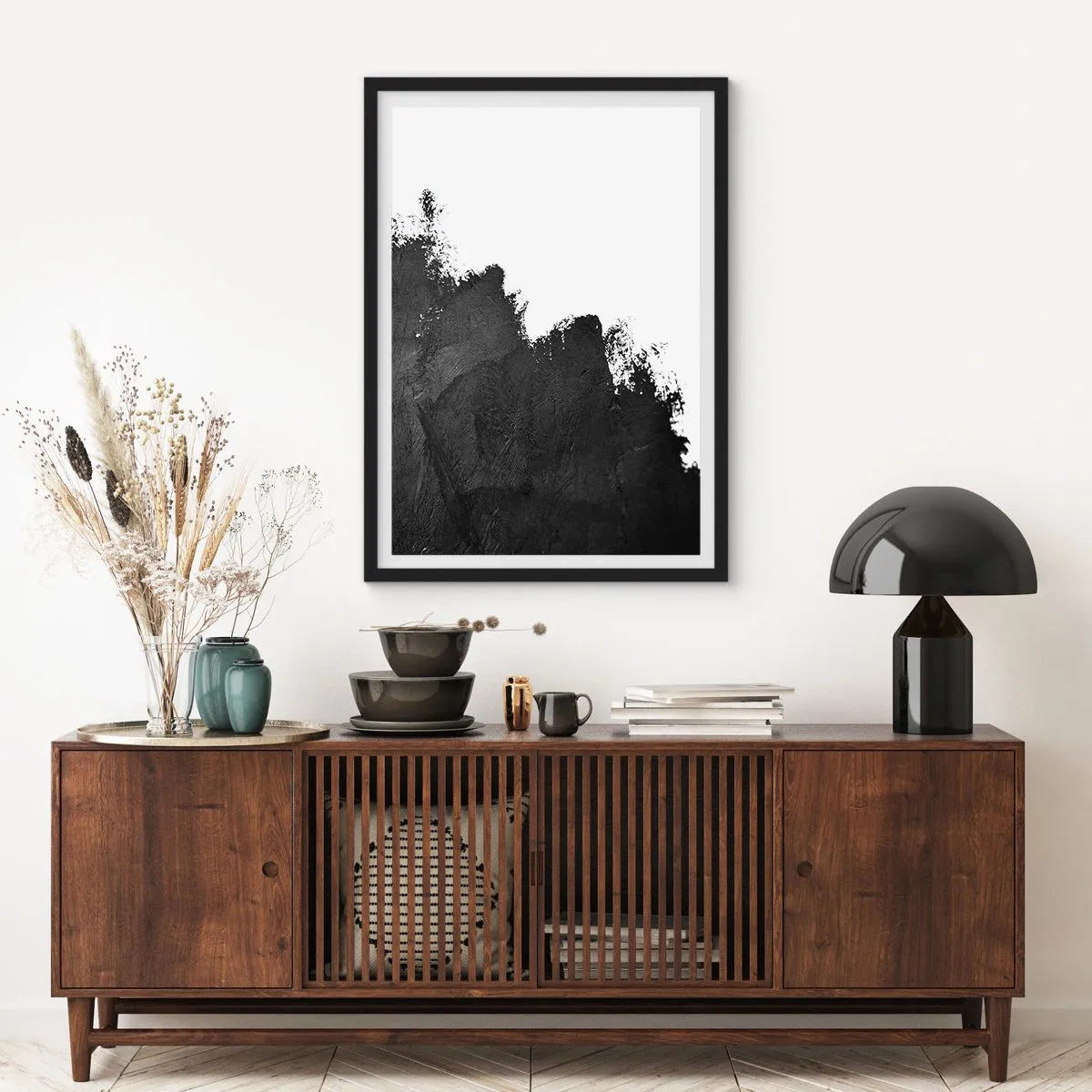 Plakat i sort ramme - Minimalistisk abstraktion med sort accent på hvid baggrund - 50x70cm - Elementer: jord - Moderne vægdekoration til stue og soveværelse ARTTOR