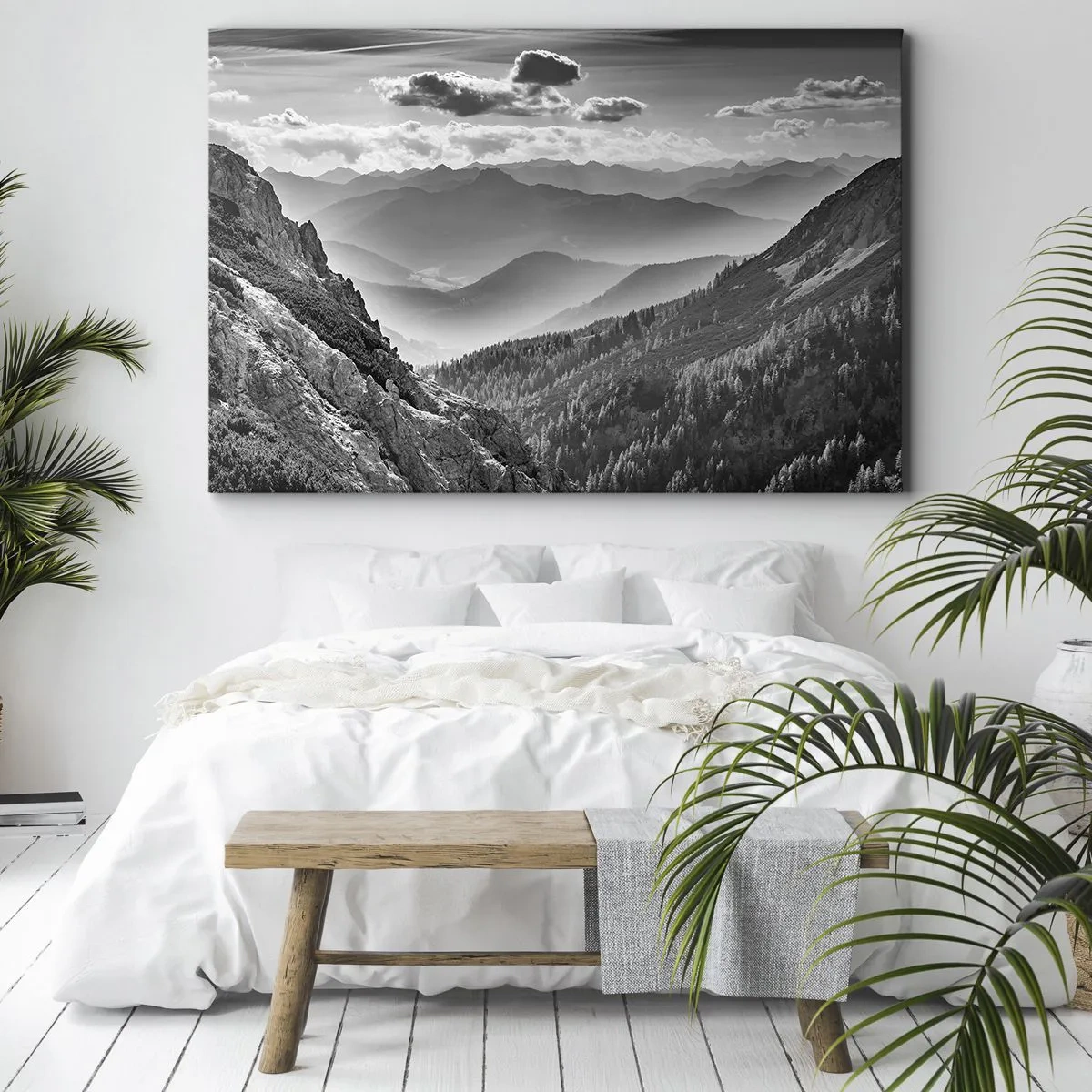 Lærredstryk - Billede på lærred - Sort-hvidt bjerglandskab med skyer over toppene - 70x50cm - Hele vejen til horisonten - Moderne vægdekoration til stue og soveværelse ARTTOR