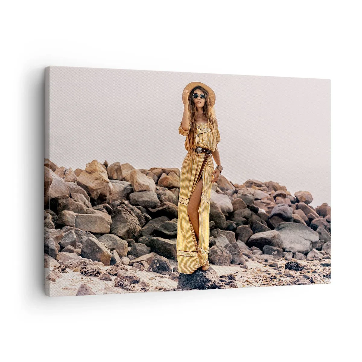 Lærredstryk - Billede på lærred - En kvinde i boho-stil mod en klippefyldt strandbaggrund - 70x50cm - Magien ved sten - Moderne vægdekoration til stue og soveværelse ARTTOR