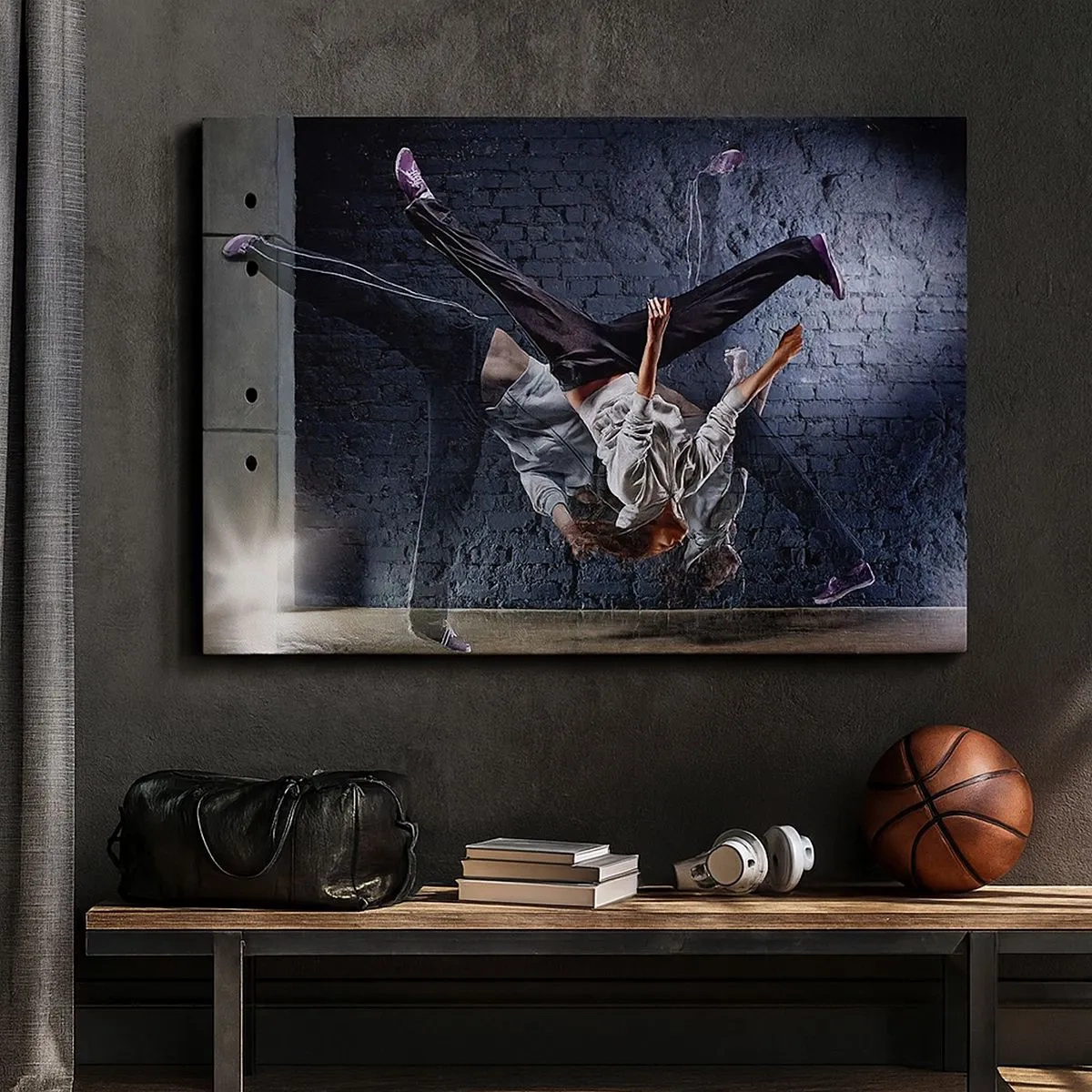 Lærredstryk - Billede på lærred - En danser i et dynamisk spring mod en murstensvæg - 70x50cm - Gadestjerne - Moderne vægdekoration til stue og soveværelse ARTTOR