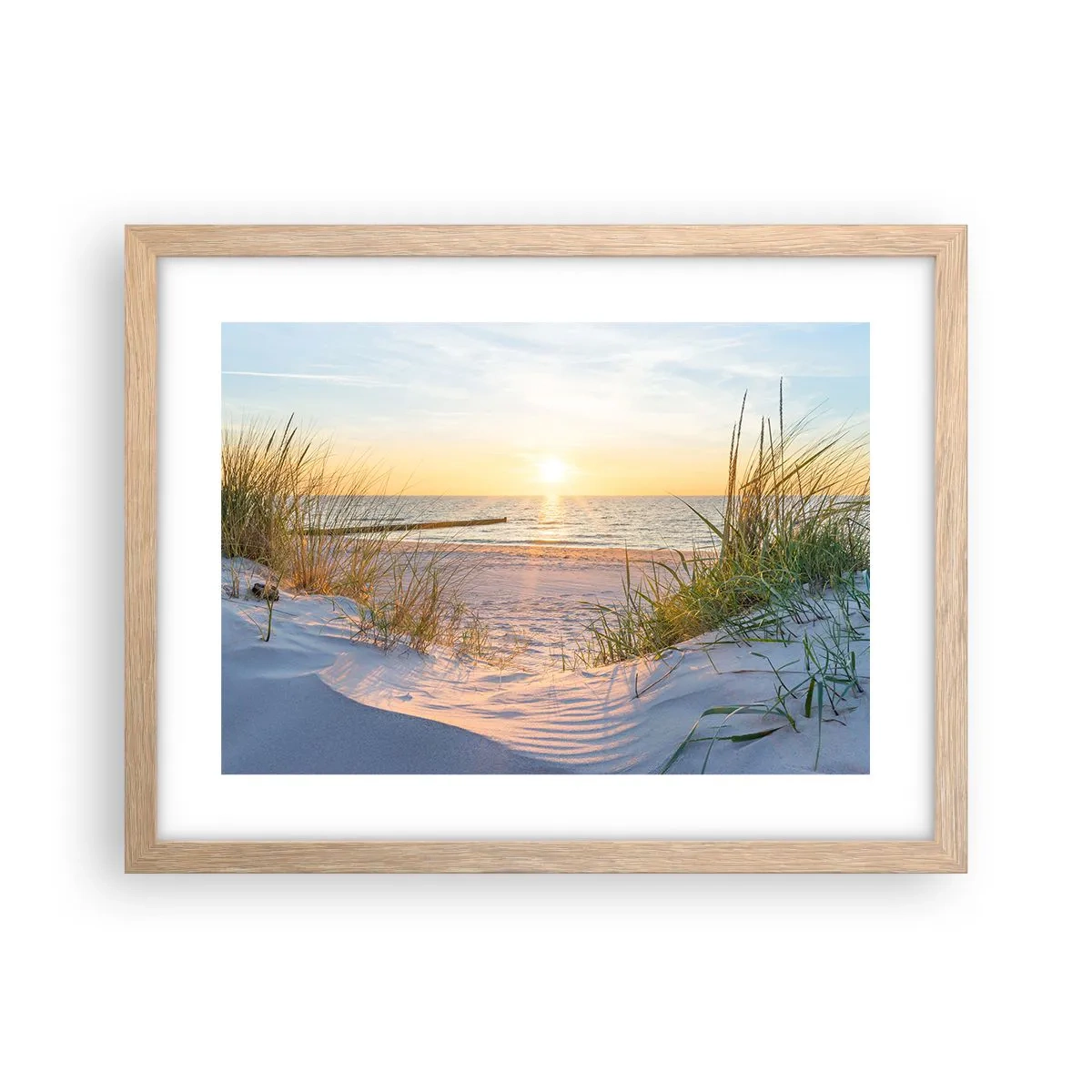 Plakat i ramme af lyst egetræ - Havet brummer, fuglene synger, en vild strand midt i græsset.... - 40x30 cm