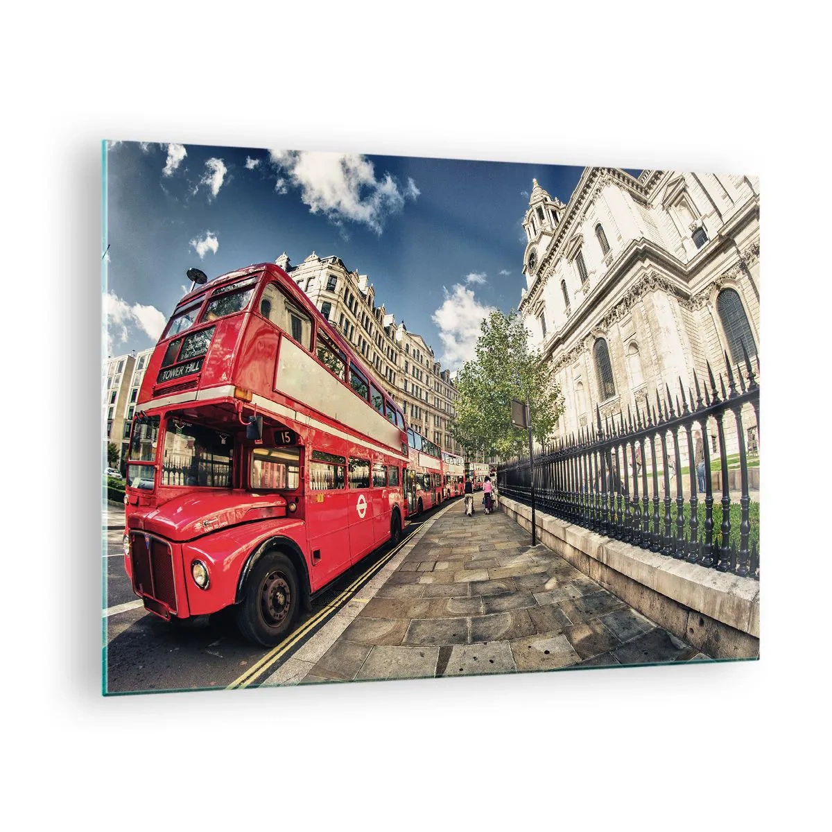 Billede på glas - En rød dobbeltdækkerbus i bymiljø - 70x50cm - Gade i London i grå og rødt - Moderne vægdekoration til stue og soveværelse ARTTOR