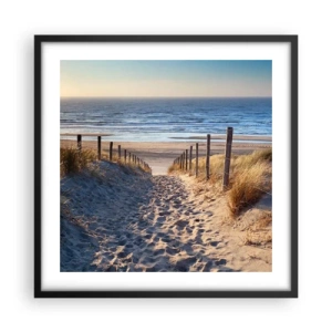 Plakat i sort ramme - Havet brummer, fuglene synger, en vild strand midt i græsset.... - 50x50 cm